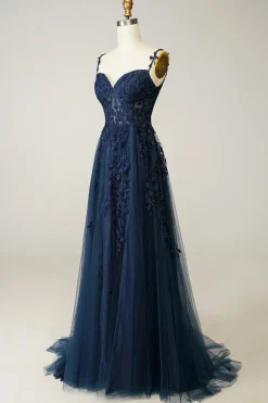 Um vestido de baile spaghetti de linha com apliques