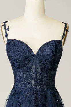 Um vestido de baile spaghetti de linha com apliques