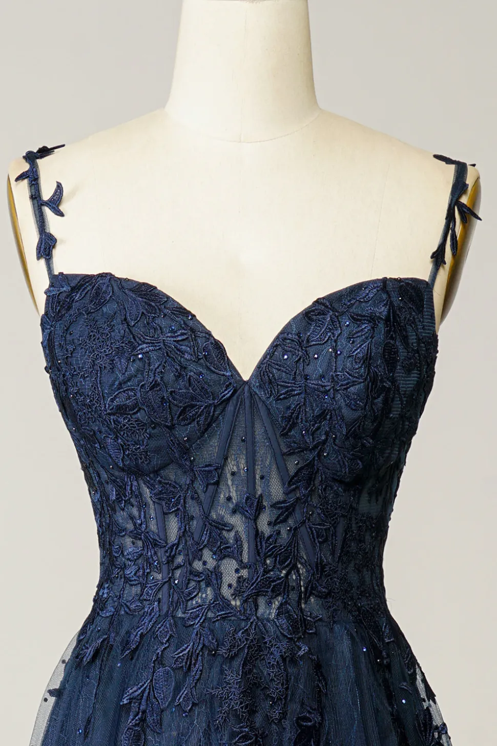 Um vestido de baile spaghetti de linha com apliques