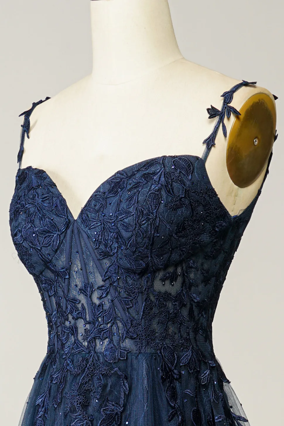 Um vestido de baile spaghetti de linha com apliques