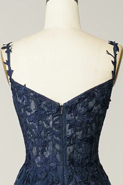 Um vestido de baile spaghetti de linha com apliques