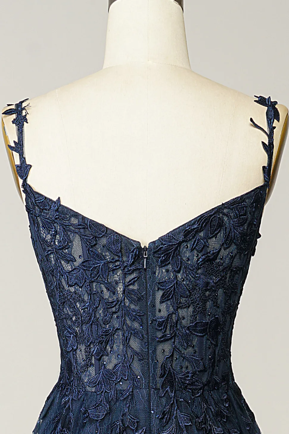 Um vestido de baile spaghetti de linha com apliques