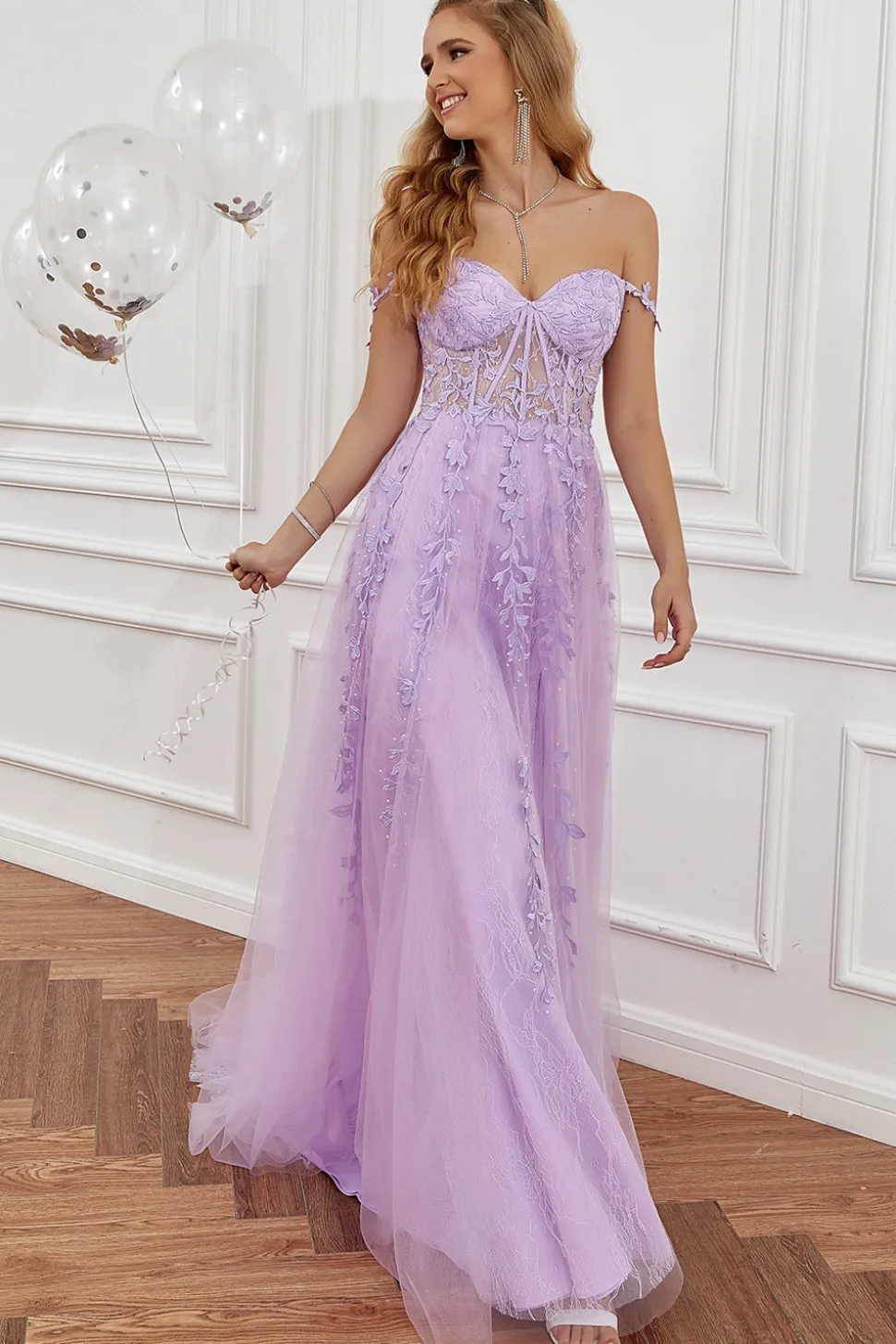 Um vestido de baile spaghetti de linha com apliques