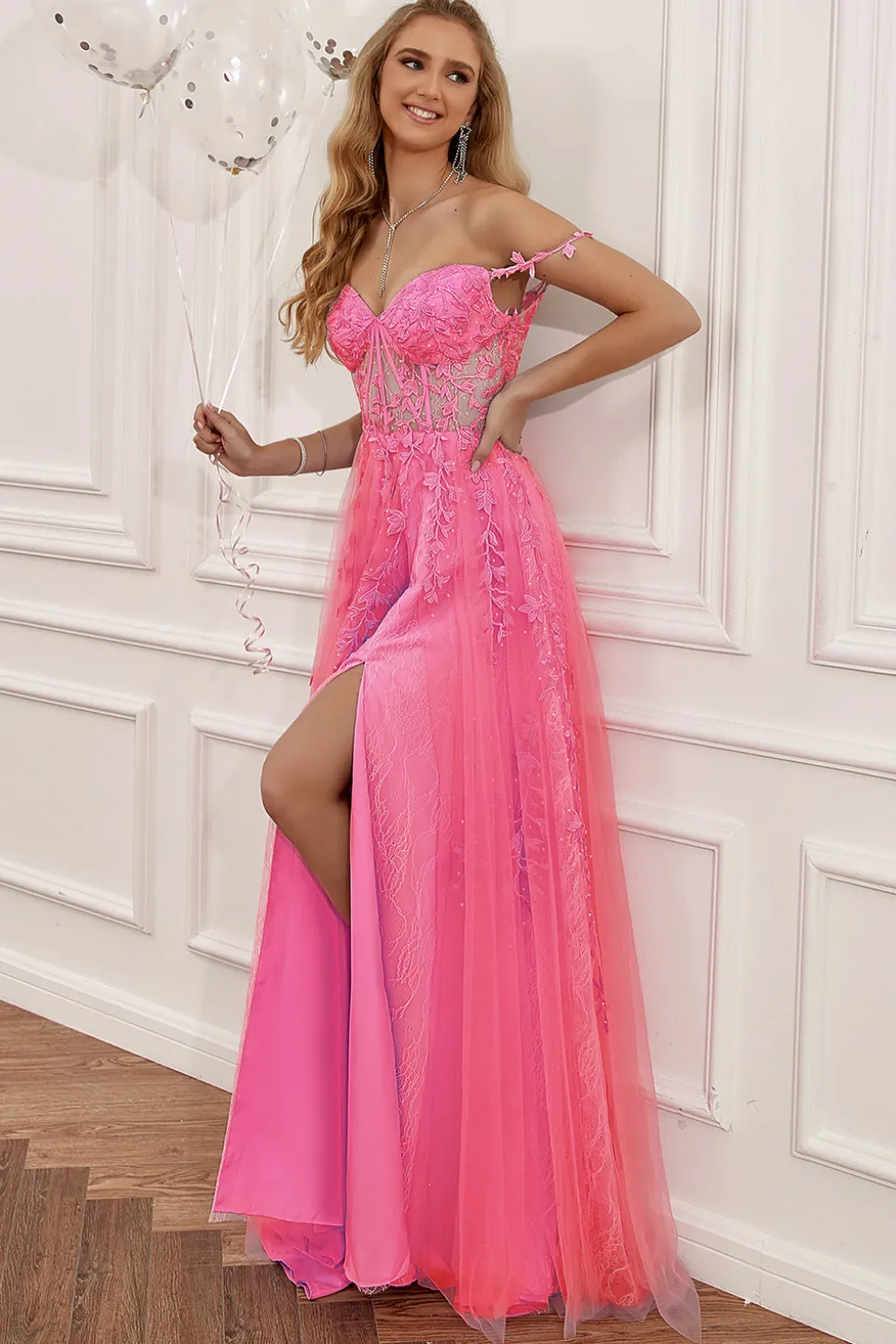 Um vestido de baile spaghetti de linha rosa