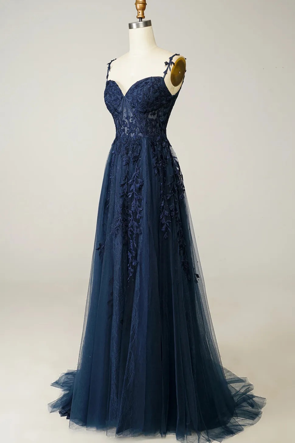 Um vestido de baile spaghetti de linha rosa
