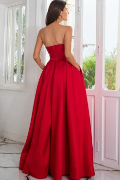 Um vestido de baile vermelho sem alças sem alças com frente dividida