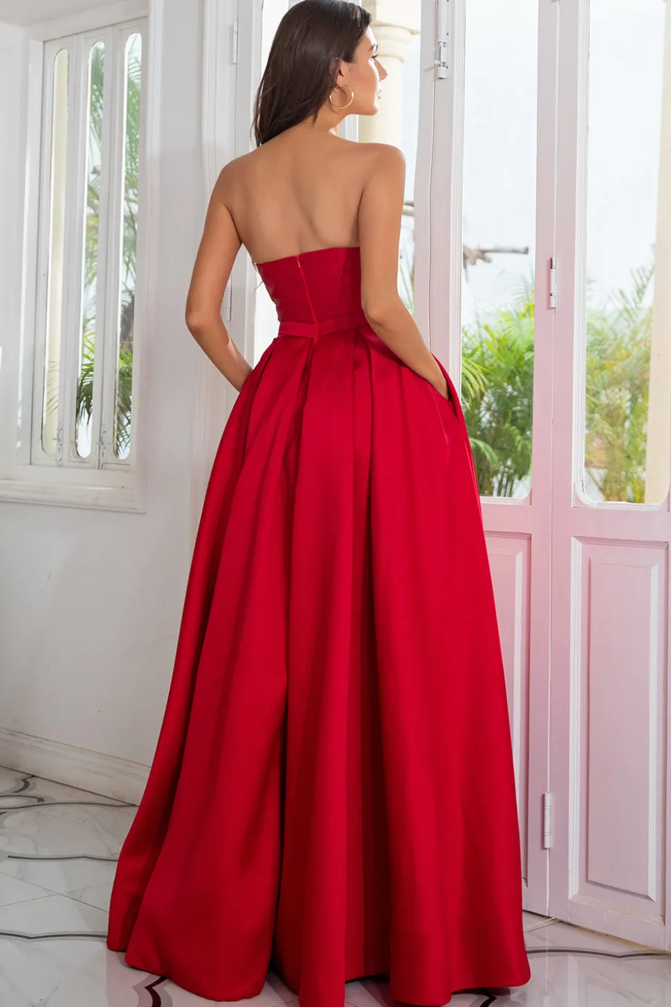 Um vestido de baile vermelho sem alças sem alças com frente dividida