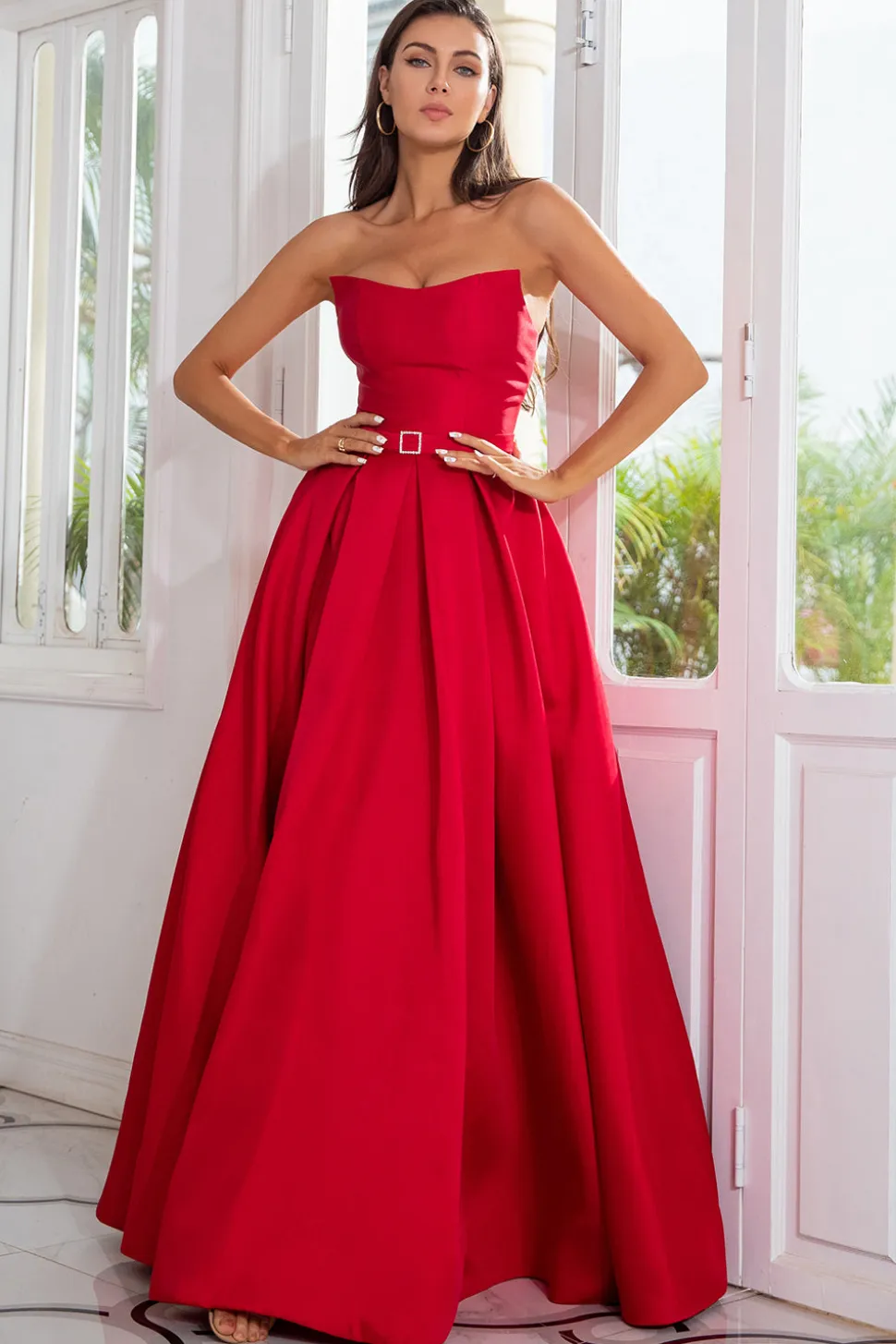 Um vestido de baile vermelho sem alças sem alças com frente dividida