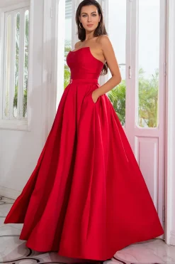 Um vestido de baile vermelho sem alças sem alças com frente dividida