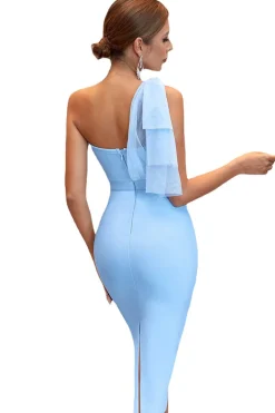 Um vestido de cocktail apertado azul de um ombro com fenda