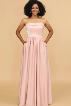 Um vestido de dama de honra blush sem alças de linha