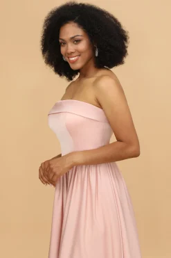 Um vestido de dama de honra blush sem alças de linha