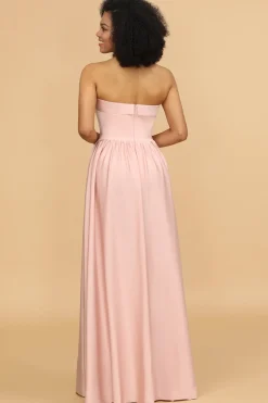 Um vestido de dama de honra blush sem alças de linha