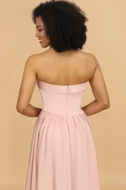 Um vestido de dama de honra blush sem alças de linha