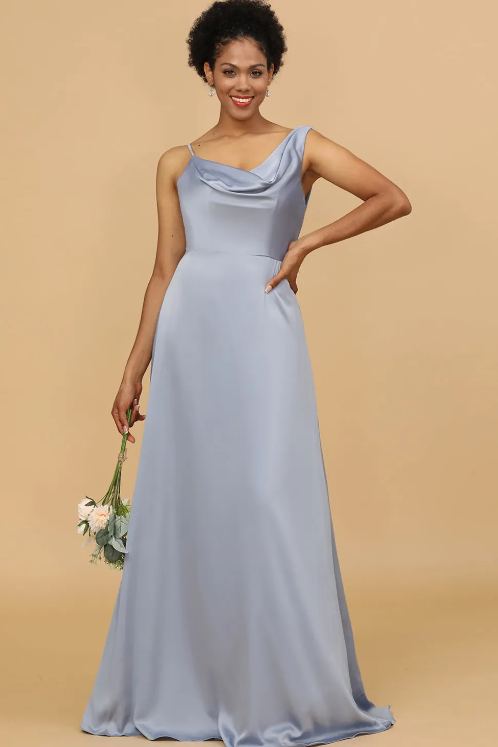 Um vestido de dama de honra de cetim azul assimétrico de pescoço assimétrico cinza