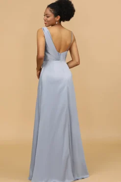Um vestido de dama de honra de cetim azul assimétrico de pescoço assimétrico cinza