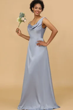 Um vestido de dama de honra de cetim azul assimétrico de pescoço assimétrico cinza