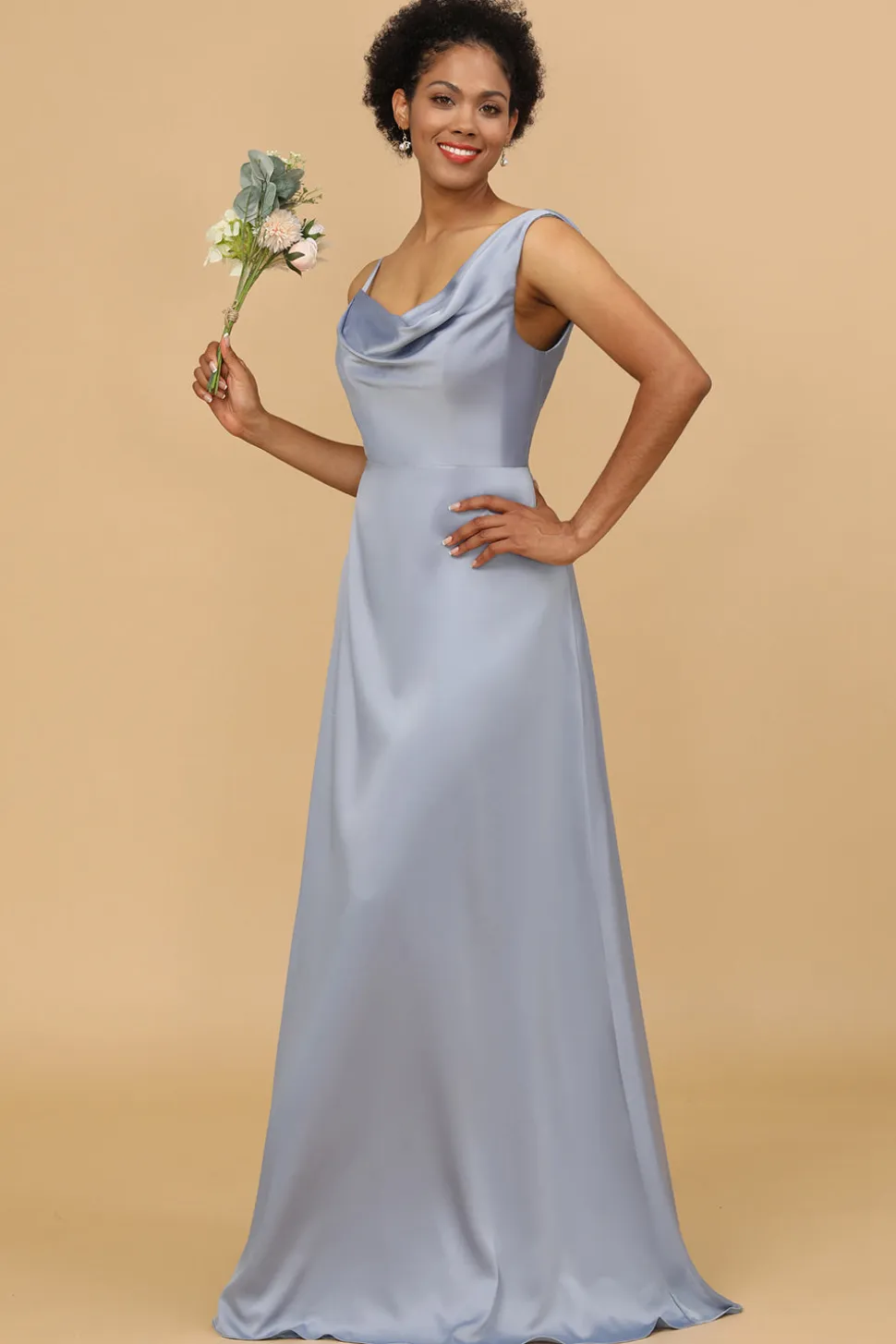 Um vestido de dama de honra de cetim azul assimétrico de pescoço assimétrico cinza