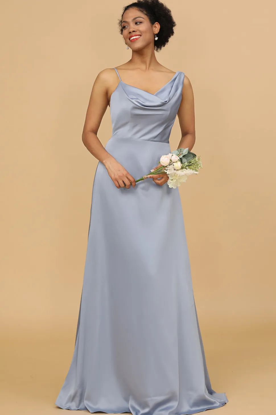 Um vestido de dama de honra de cetim azul assimétrico de pescoço assimétrico cinza