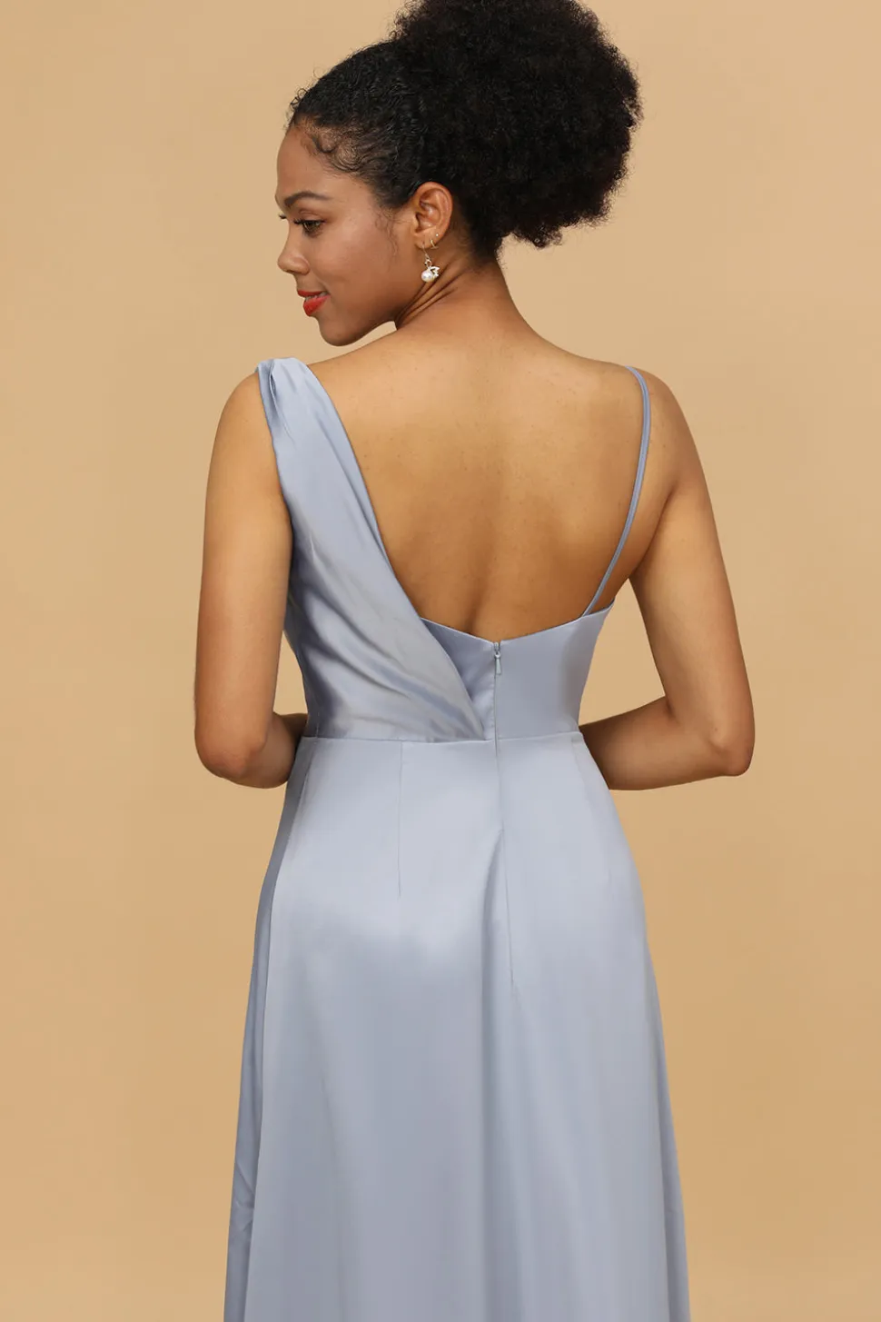 Um vestido de dama de honra de cetim azul assimétrico de pescoço assimétrico cinza