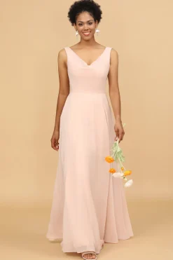 Um vestido de dama de honra blush chiffon de pescoço de linha v