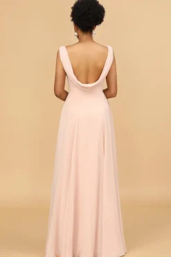 Um vestido de dama de honra blush chiffon de pescoço de linha v
