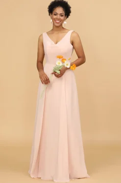 Um vestido de dama de honra blush chiffon de pescoço de linha v