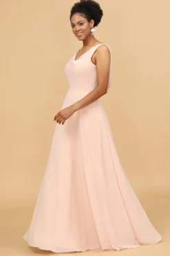 Um vestido de dama de honra blush chiffon de pescoço de linha v
