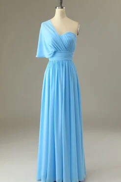 Um vestido de dama de honra azul ombro