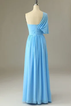 Um vestido de dama de honra azul ombro