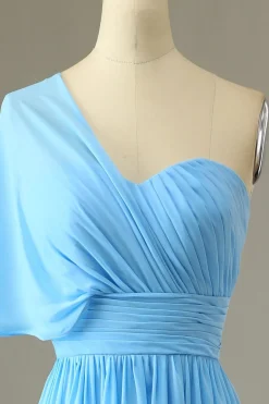 Um vestido de dama de honra azul ombro