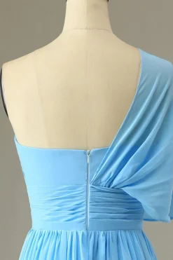 Um vestido de dama de honra azul ombro