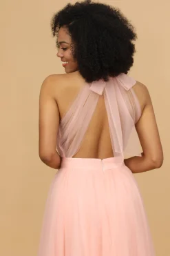 Um vestido de dama de honra blush de linha
