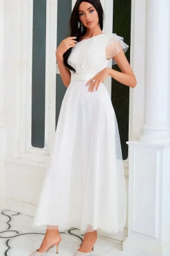 Um vestido de festa branco de ombro com fio de rede