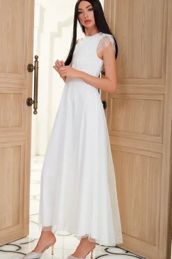Um vestido de festa branco de ombro com fio de rede