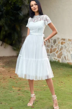 Um vestido de festa de casamento de renda branca de linha branca