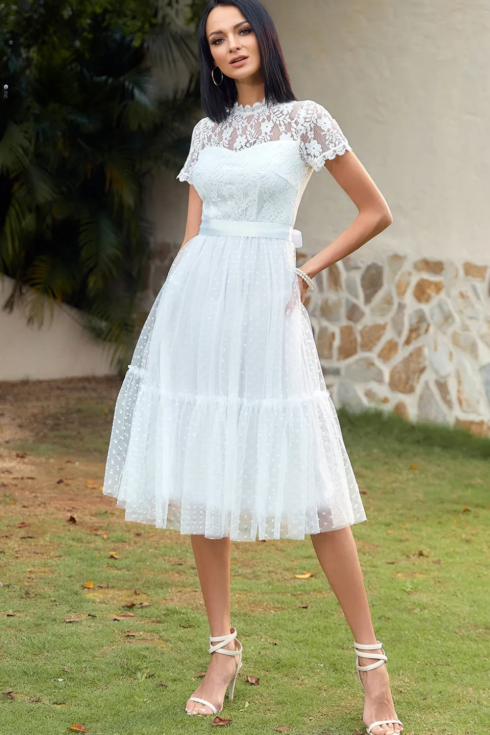 Um vestido de festa de casamento de renda branca de linha branca