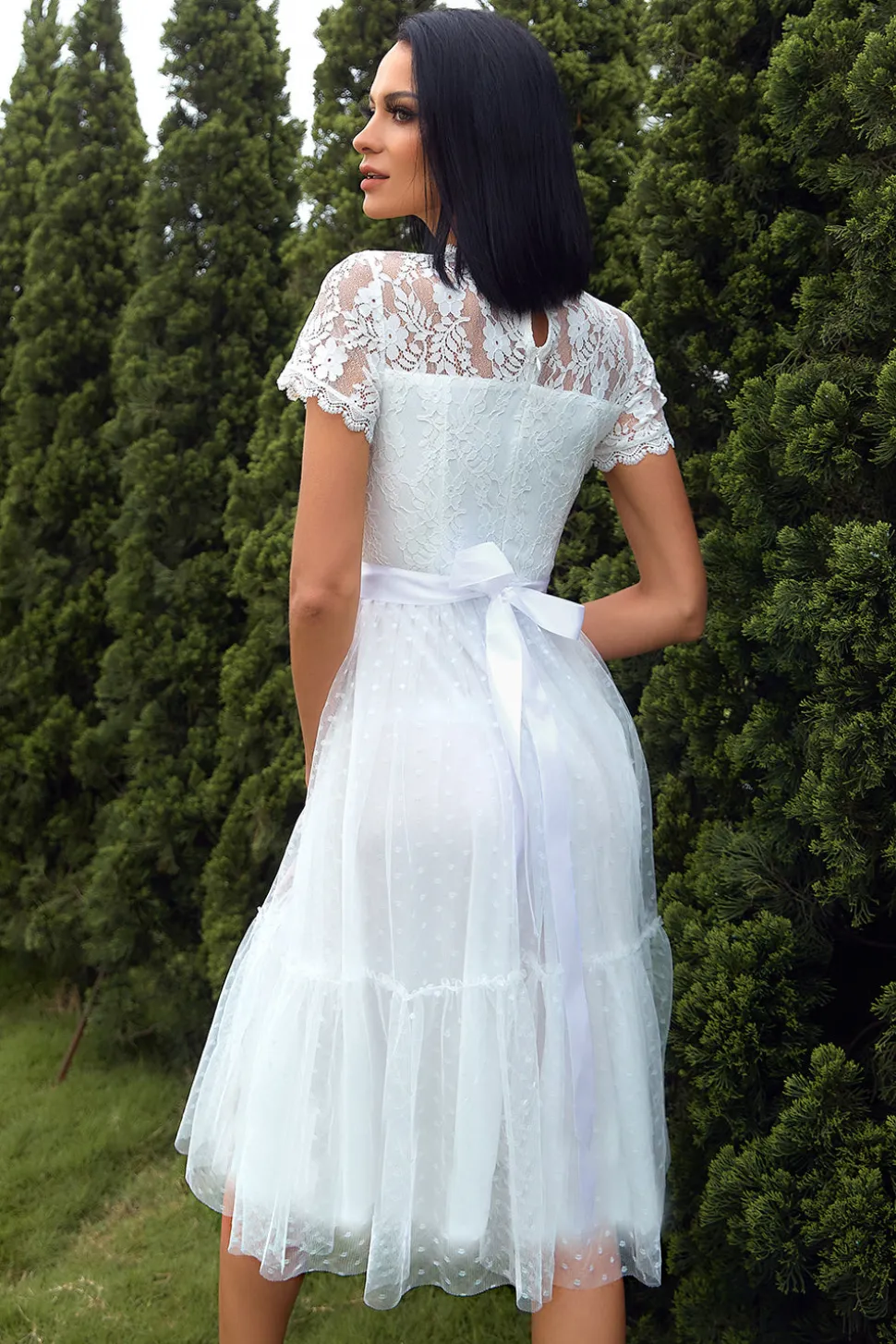 Um vestido de festa de casamento de renda branca de linha branca