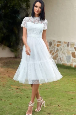 Um vestido de festa de casamento de renda branca de linha branca
