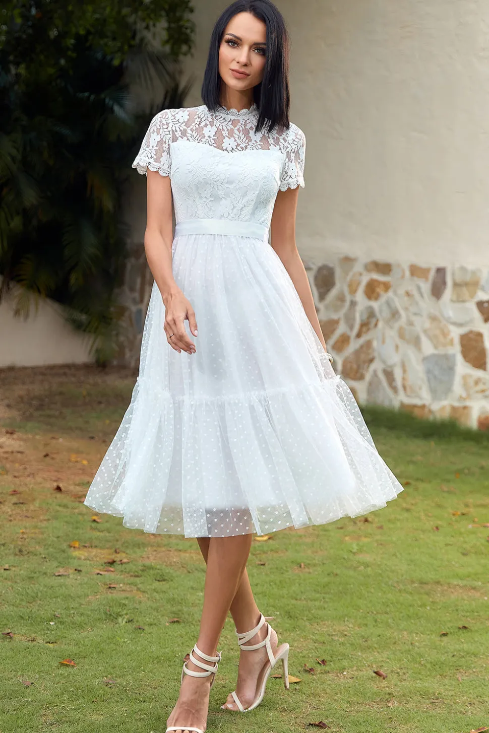 Um vestido de festa de casamento de renda branca de linha branca