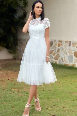 Um vestido de festa de casamento de renda branca de linha branca