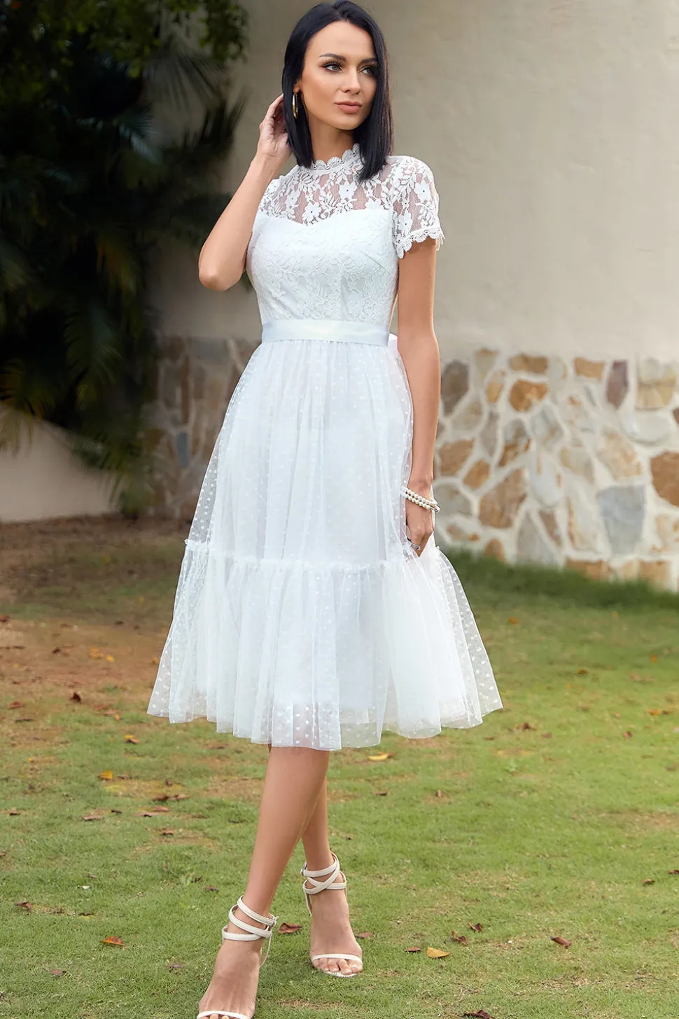 Um vestido de festa de casamento de renda branca de linha branca