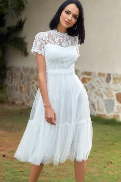 Um vestido de festa de casamento de renda branca de linha branca