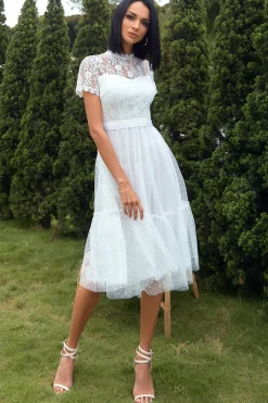 Um vestido de festa de casamento de renda branca de linha branca