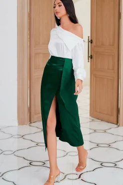 Um vestido de festa de ombro com frente dividida