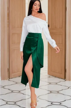 Um vestido de festa de ombro com frente dividida