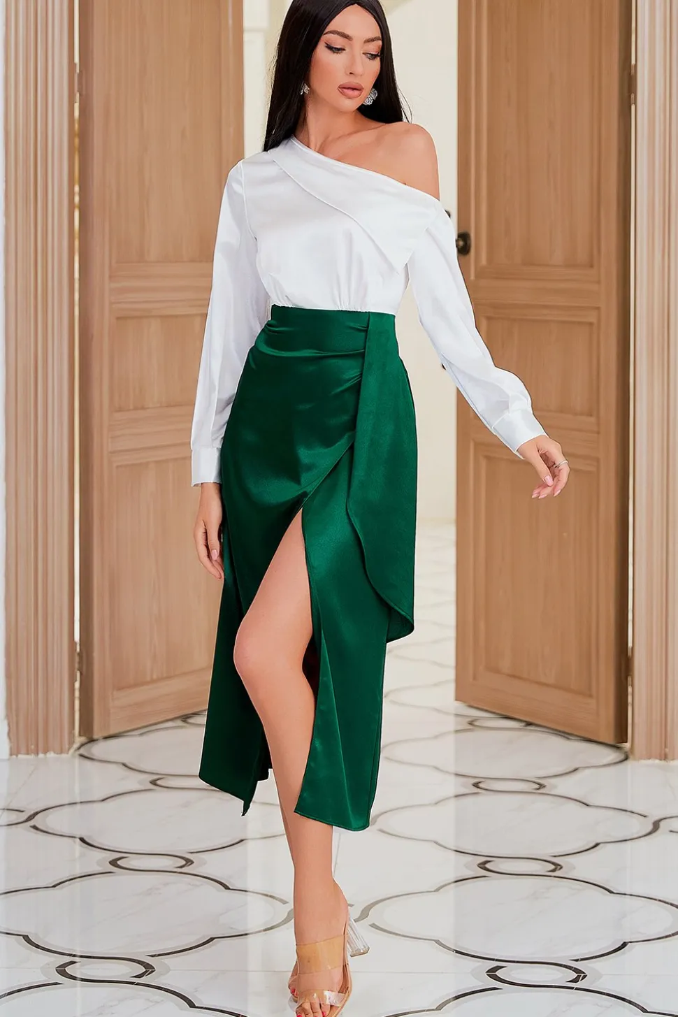 Um vestido de festa de ombro com frente dividida