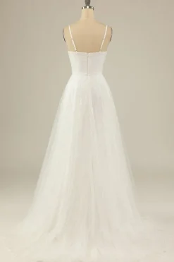 Um vestido de festa de tule de espaguete de linha