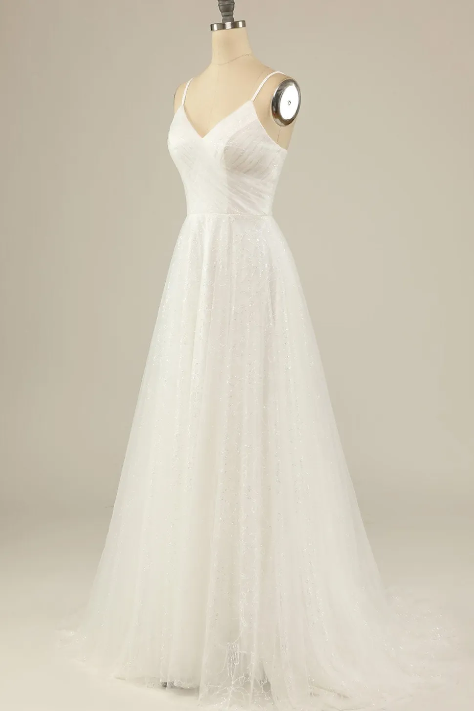 Um vestido de festa de tule de espaguete de linha