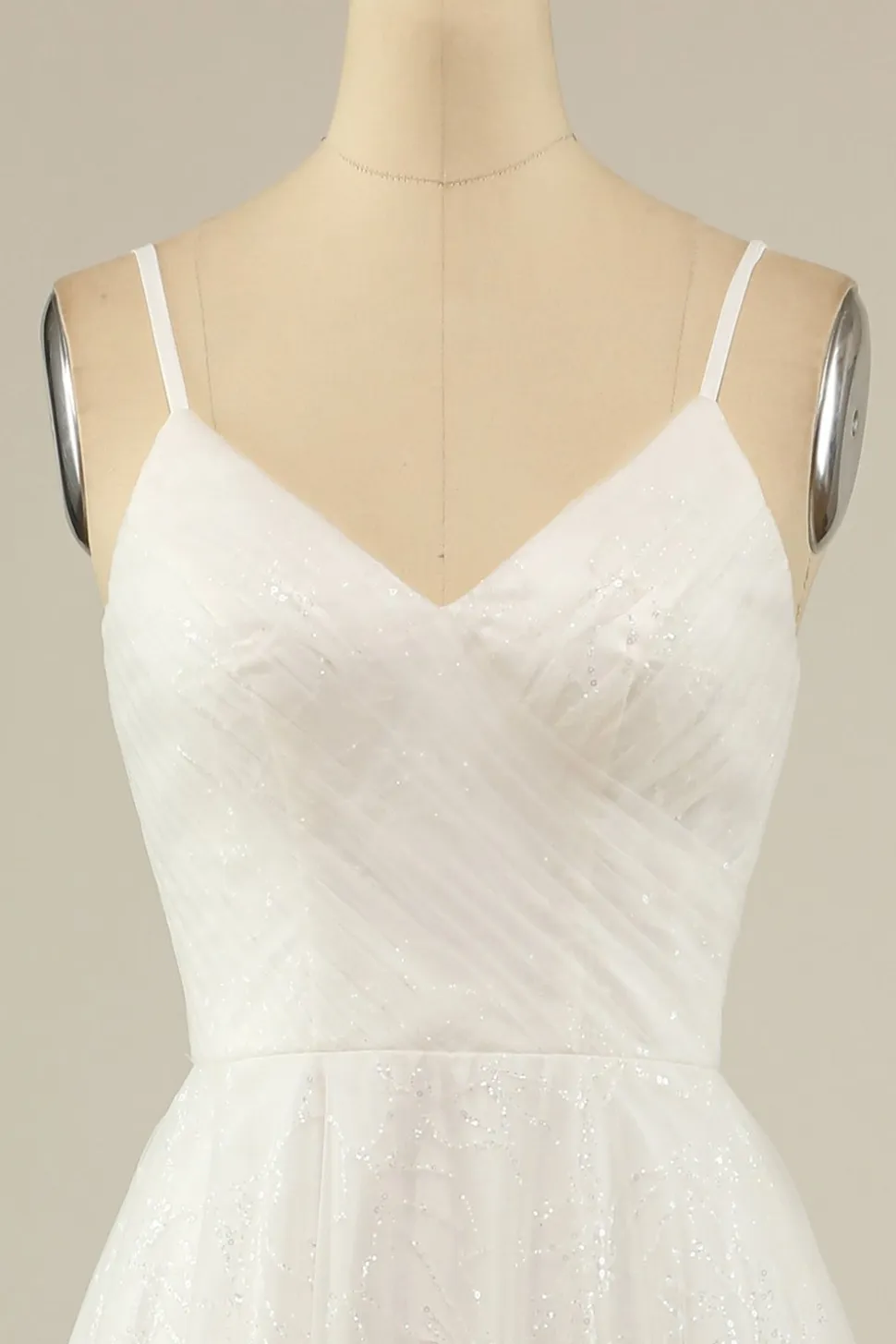 Um vestido de festa de tule de espaguete de linha